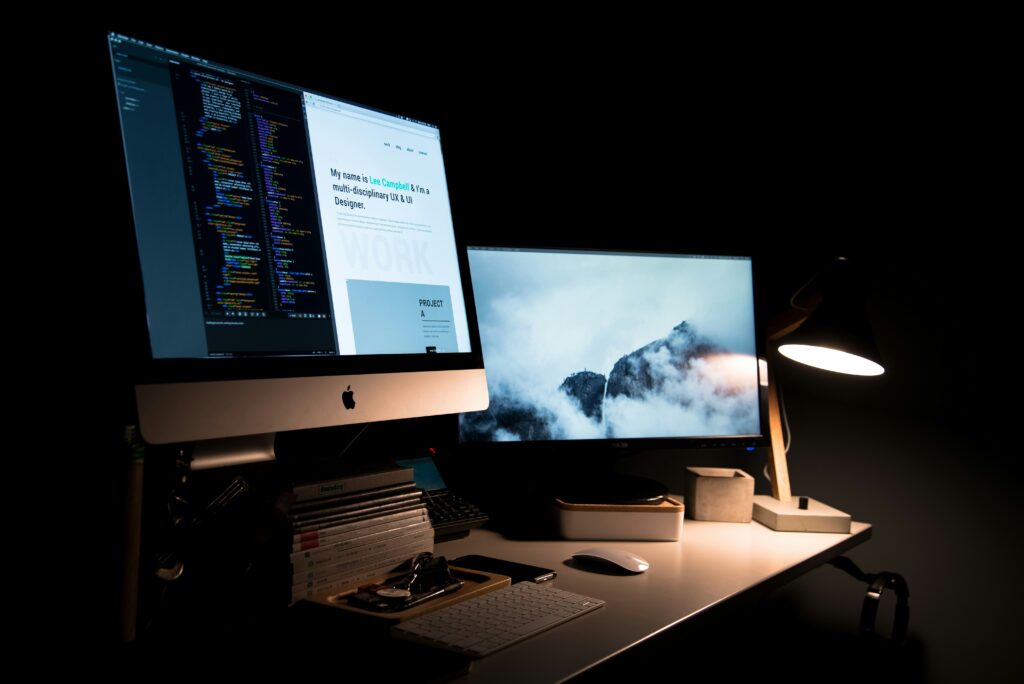 Framer 與 Webflow 網站設計比較示意